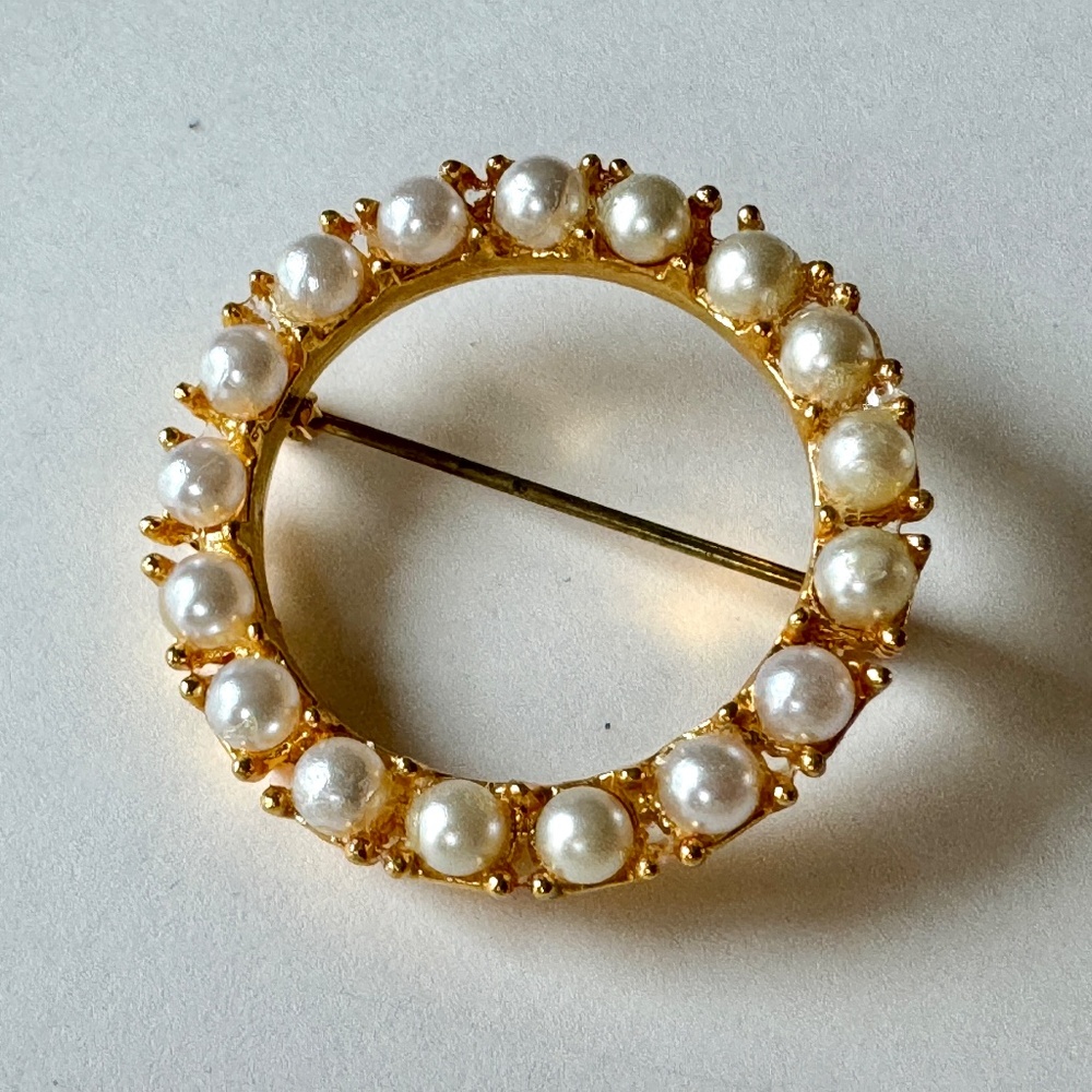 Pearly Circle Brooch, pin, with 17 Pearls